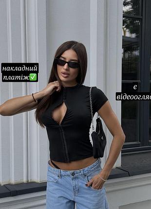 Топ топік футболка з крючками чорний обтислий з коротким рукавом