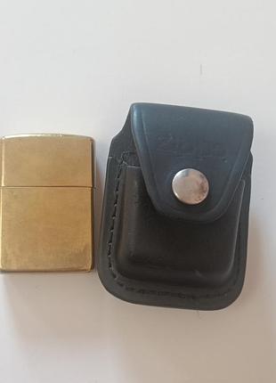 Бензиновая зажигалка zippo с латунным покрытием (brushed brass) в комплекте с оригинальным кожаным чехлом zippo.