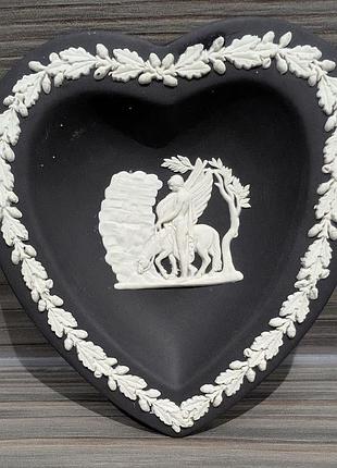 Колекційна тарілочка-серце wedgwood jasperware • black basalt • made in england