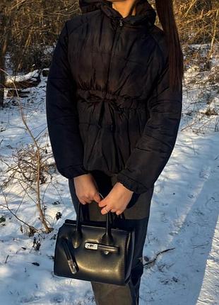 Жіночий зимовий пуховик з затяжками