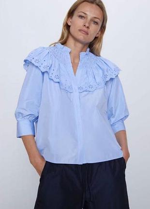 На фото зображена блакитна бавовняна блуза від бренду zara у романтичному або вікторіанському стилі.