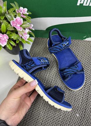 Оригінальні босоніжки на липучці clarks