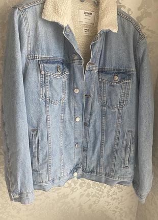 Стильна утеплена джинсова куртка bershka