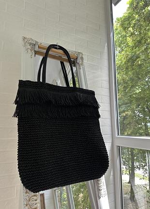 Плетена велика чорна пляжна сумка-шопер у стилі boho з бахромою.