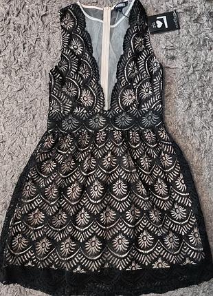 Новое кружевное платье missguided с глубоким вырезом (бежевая подкладка / черное кружево)