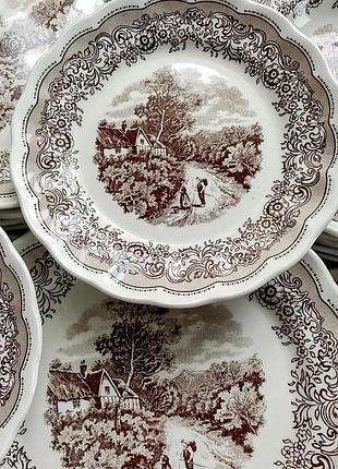Тарелки итальянского бренда n. fontebasso 1760 (nuova fontebasso), украшенные известным коричневым пейзажным мотивом в стиле термотрансферной печати,