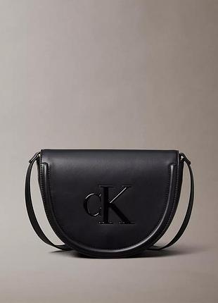 Сумка calvin klein , жіноча чорна сумка bold ck saddle, 4f3221g