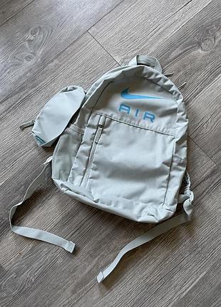 Рюкзак nike elemental светло-серого цвета с голубым логотипом air