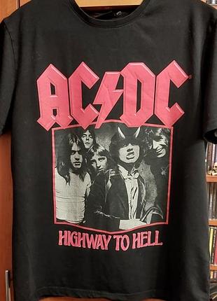 Продам фирменную футболку ac/dc. почти новая на фото все видно. ткань хлопок.