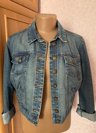 Джинсова вкорочена жіноча куртка від бренду yes yes jeans синього кольору з ефектом потертості.підійде на розмір l, xl.