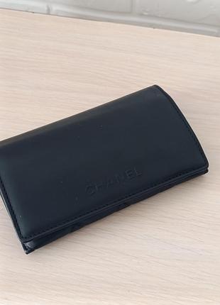Чорний чохол для окулярів chanel