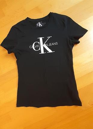 Черная футболка от calvin klein jeans выполнена из хлопка.