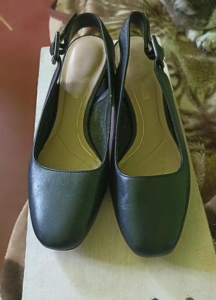 Жіночі туфлі-слінгбеки чорного кольору бренду clarks