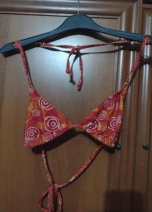 Верх купальника в принт.