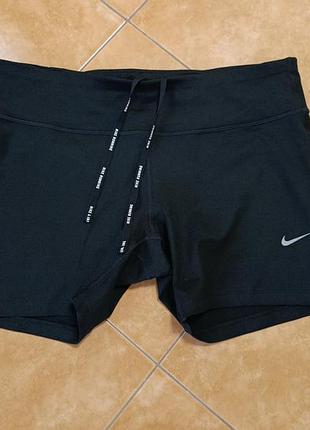 Чорні жіночі шорти для бігу nike dri-fit мають регульований шнурок із логотипом бренду.