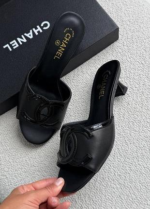 Шльопки chanel чорні на каблуку підборах шанель