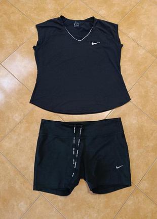 Жіночий спортивний комплект від бренду nike для тренувань, тенісу та бігу, який складається з технологічної майки та шортів.