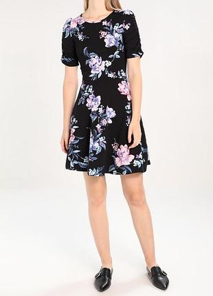 Женское трикотажное платье мини приталенное в цветы 40 евро размер dorothy perkins