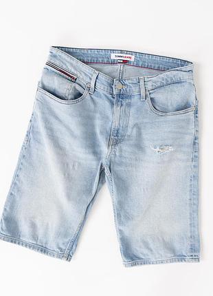 Чоловічі, джинсові шорти tommy jeans світло-блакитного кольору. виготовлені з поєднання бавовни та еластану, завдяки чому забезпечують комфортну поса