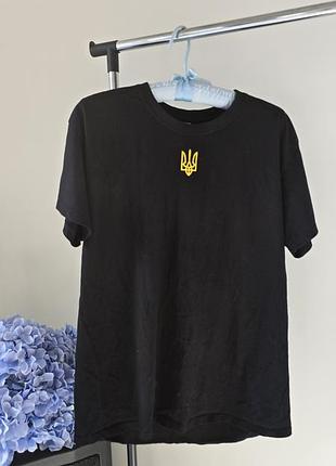 Черная футболка л м б/у с принтом герб украины