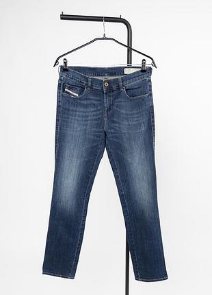 Жіночі джинси diesel sandy regular slim-straight у синьому кольорі. виконані з якісного деніму з додаванням еластану, що забезпечує комфортну посадку