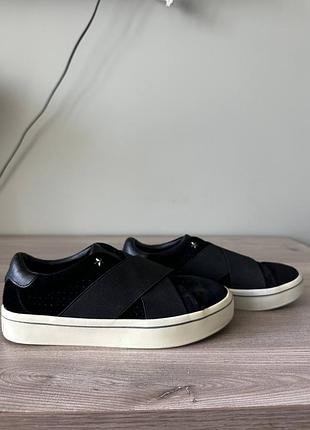 Це жіночі кеди skechers hi-lite street crosser у чорному кольорі з білою платформою.