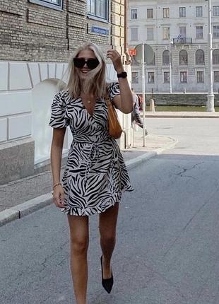 Коротка сукня на запах від бренду zara з чорно-білим принтом «зебра» та об'ємними рукавами