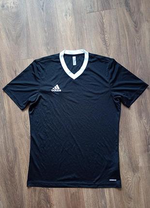 Брендова футболка adidas.