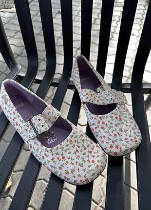 Цікаві квіткові barefoot  мері джейн camper