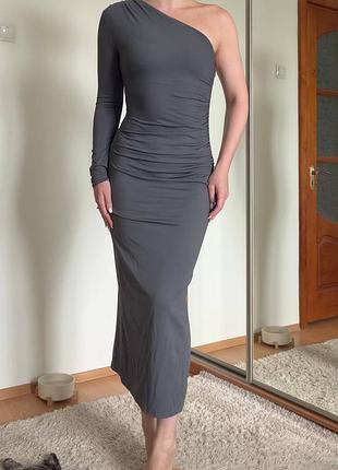 Платье zara серое длинное на одно плечо облегающее графитовое, по фигуре