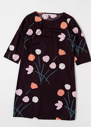 Жіноча сукня marimekko parvi seitseman kukkaa оригінальним, квітковим принтом у фірмовому, скандинавському стилі. модель довжиною до коліна має вільни