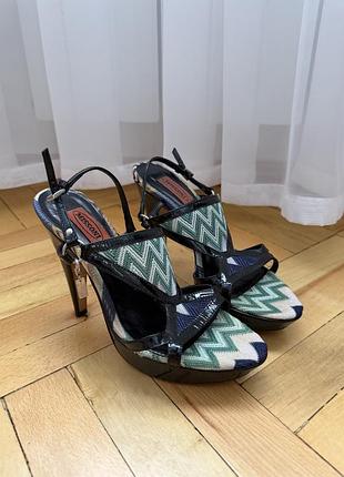 Босоніжки жіночі на підборах missoni, оригінал, розмір 28,5, лікована шкіра та текстиль, висота підборів 12 см,устілка 25 см,є нюанс,в ціні враховано