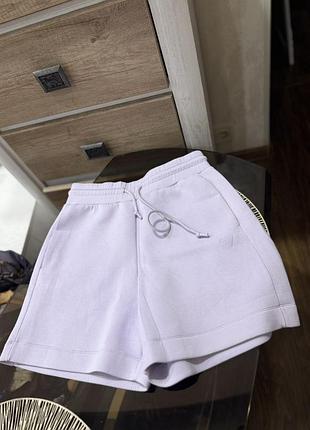 Шорти від бренду guess