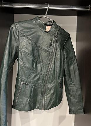 Темно-зелена шкіряна куртка-косуха бренду mitko (finest quality leather & furs).