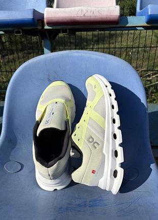 On w cloudrunner white