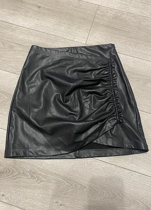 Stradivarius спідниця з еко шкіри xs