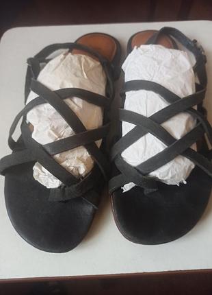 Продам босоніжки чорні ugg