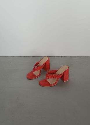 Красные замшевые босоножки