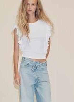 Белый топ zara имеет воланы по бокам