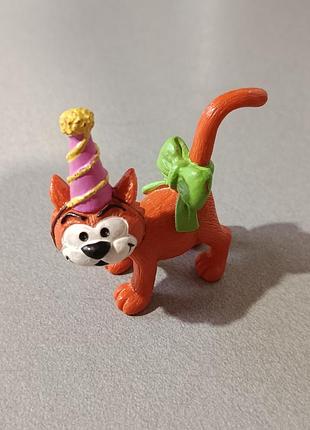 Фігурка, рудий кіт, у подарунковому святковому одязі, шлейках, schleich, germany