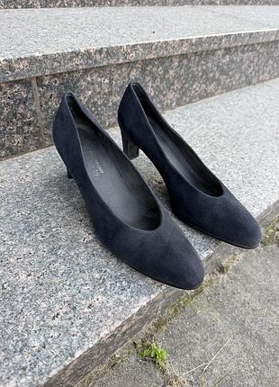 Замшеві туфлі-човники stuart weitzman& russell & bromley на підборах (kitten heel)