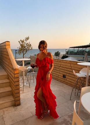 Червона сукня з рюшами prettylittlething