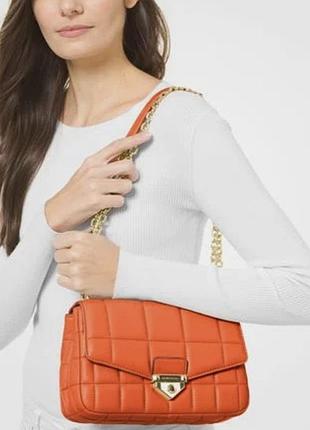 Це оригінальна шкіряна сумка michael kors soho у кольорі «clementine» (яскраво-оранжевий).