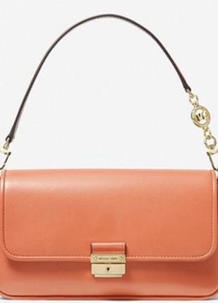 Оригінальна сумка через плече michael kors bradshaw small convertible leather shoulder bag у кольорі tea rose із золотистою фурнітурою.