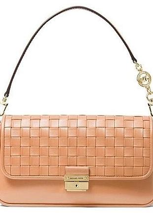 Це шкіряна оригінальна сумка michael kors bradshaw з характерним плетеним дизайном і золотистою фурнітурою.