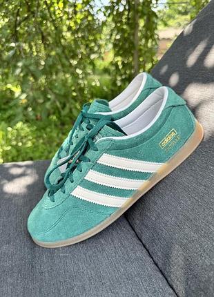 Комфортні трендові кросівки жіночі adidas gazelle lo pro