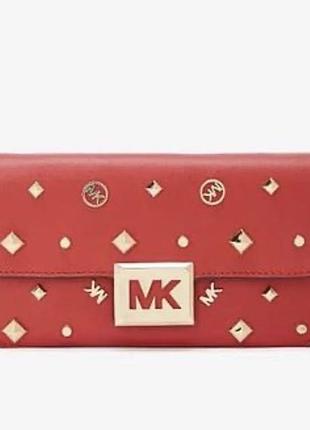 Червона сумка через плече michael kors із золотистою фурнітурою та заклепками».