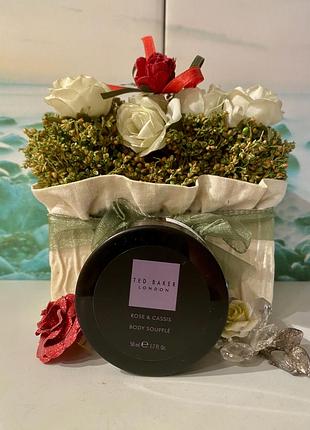 Ted baker london rose & cassis зволожуюче парфумоване суфле для тіла троянда та чорна смородина