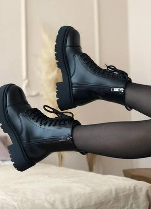 Демисезонные женские кожаные ботинки с замком6 фото