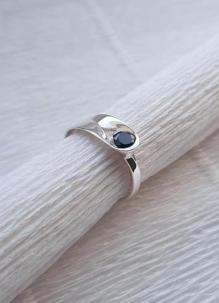 Серебряное кольцо узел удачи с черным фианитом 18